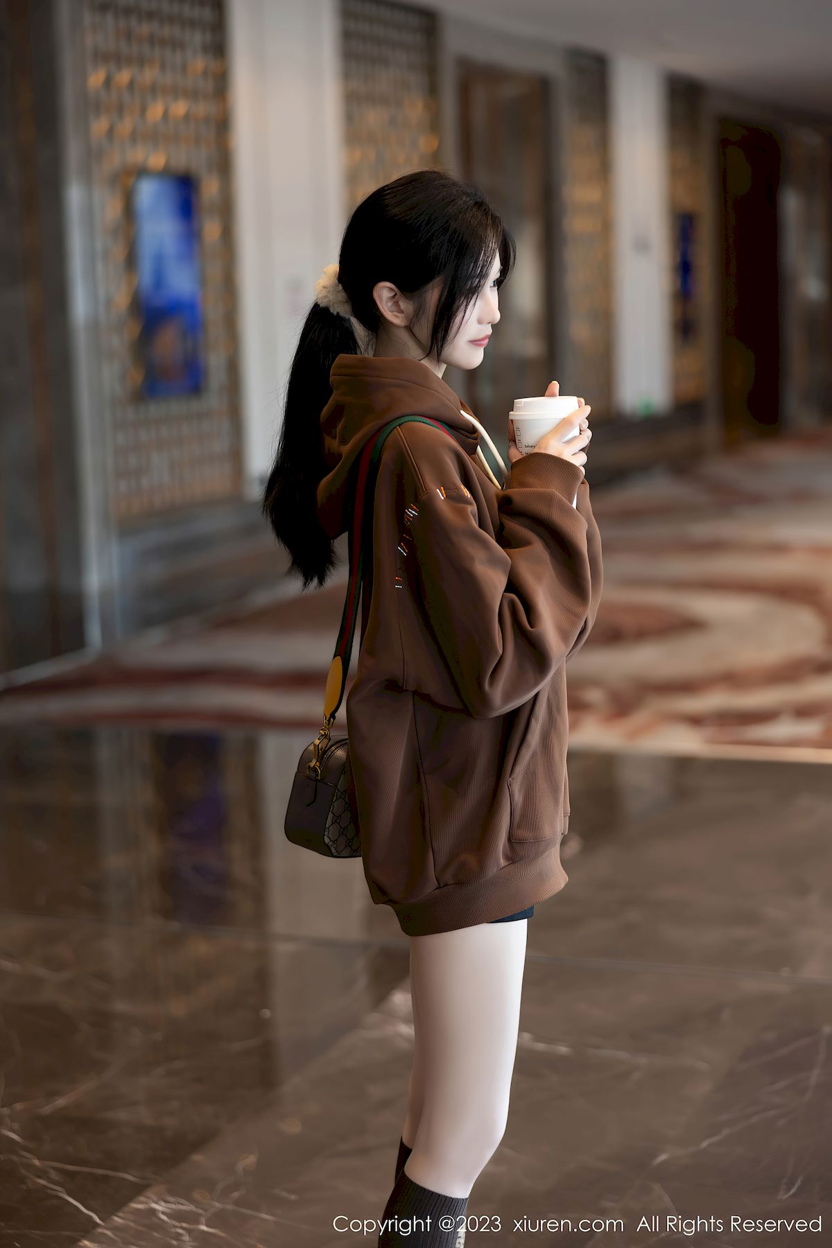 秀人网模特程程程-咖啡色卫衣搭配原色丝袜性感写真