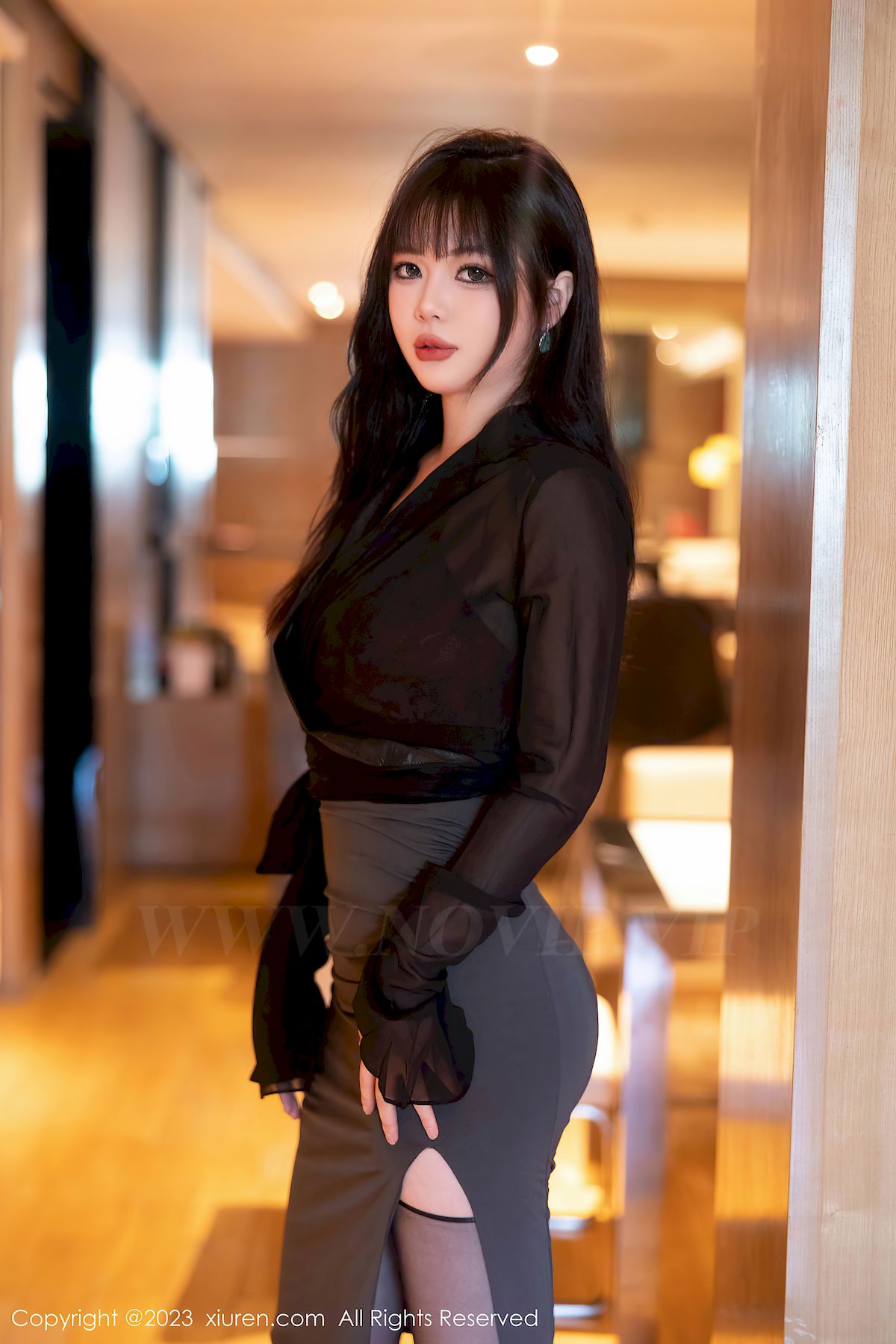 秀人网模特Arude薇薇黑色服饰搭配黑丝短裙性感写真