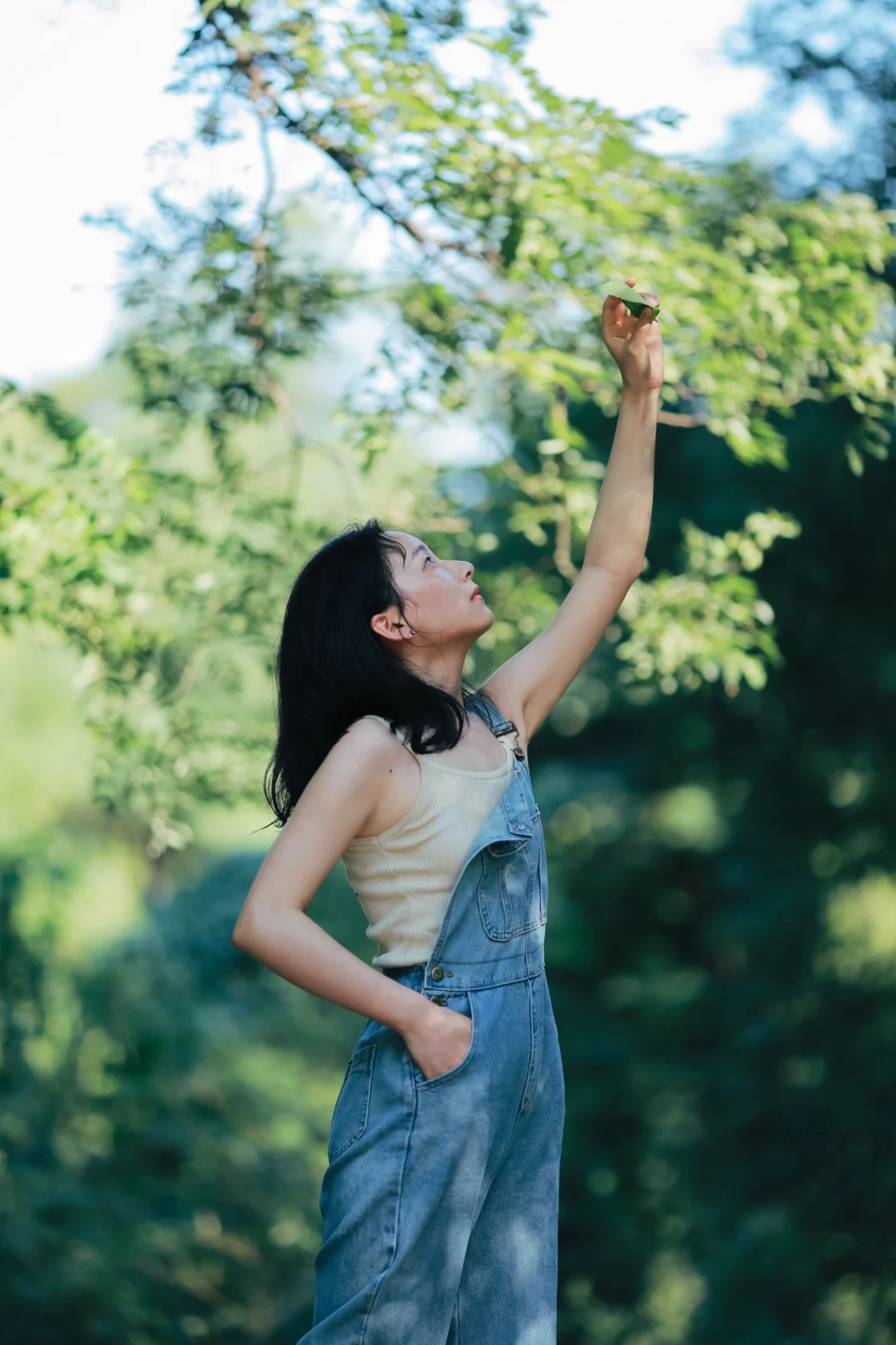 ?【阳光斑驳】夏日林间光影，少女的清新写真