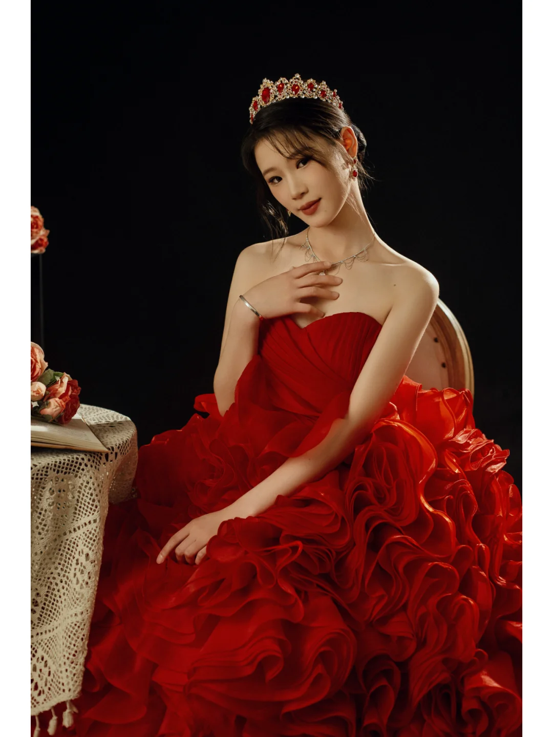 红纱裙的少女写真，绽放的浪漫与热烈?