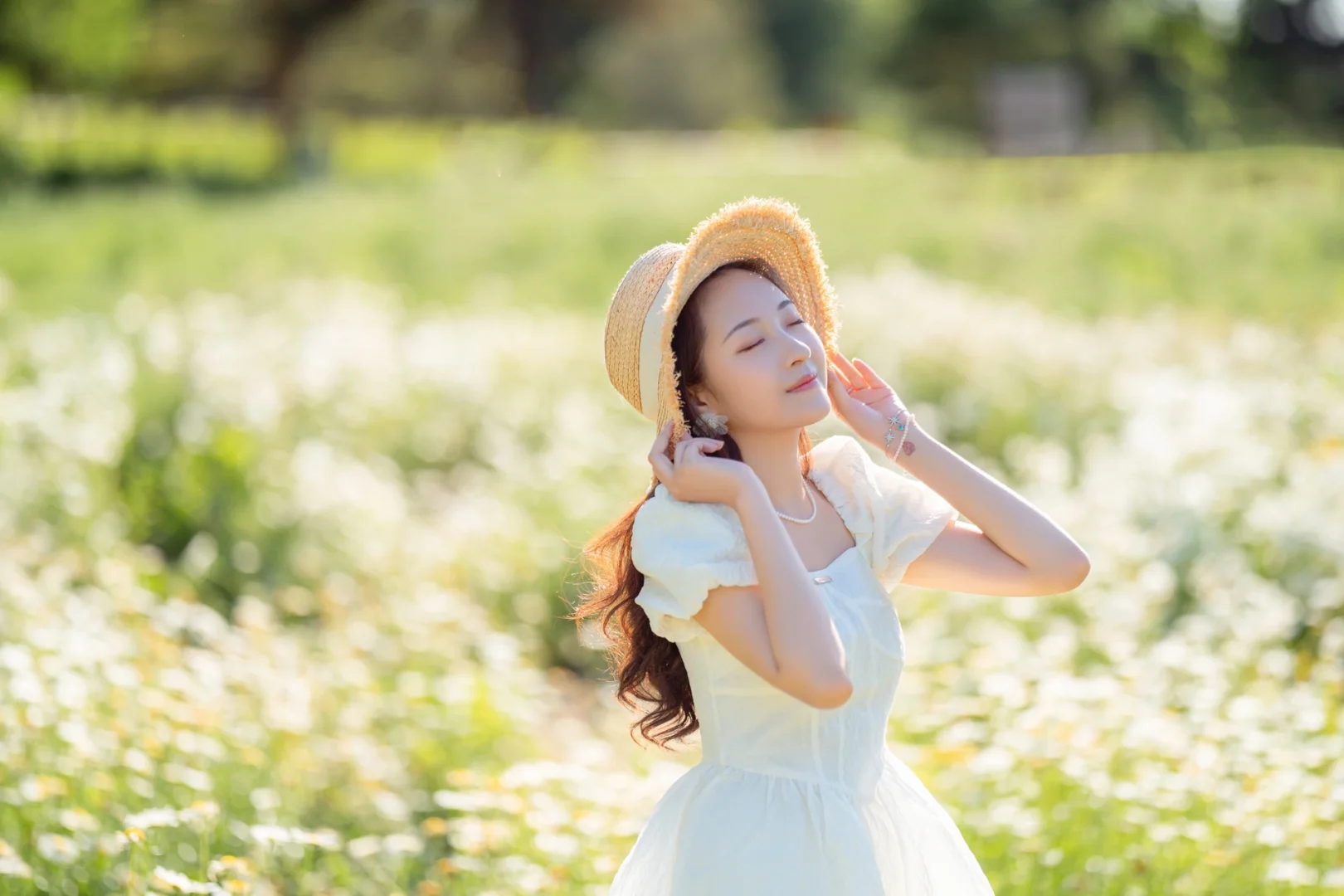 浪漫的人间总是蓄满鲜花 小雏菊少女写真