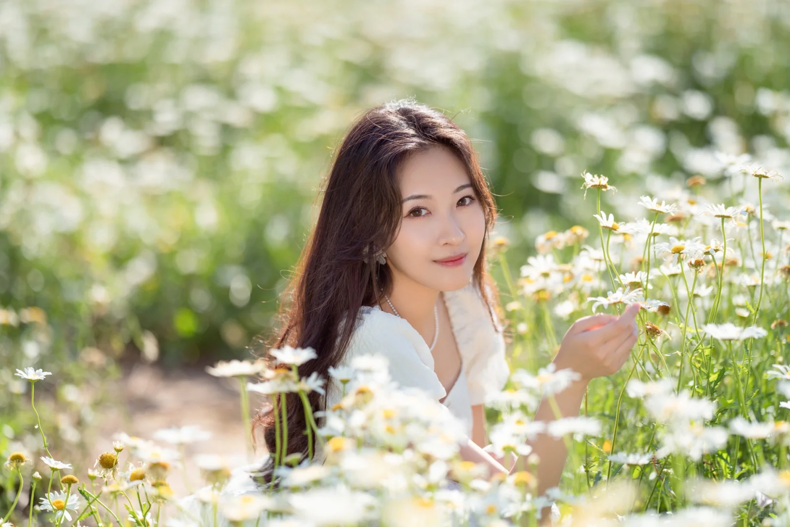 浪漫的人间总是蓄满鲜花 小雏菊少女写真