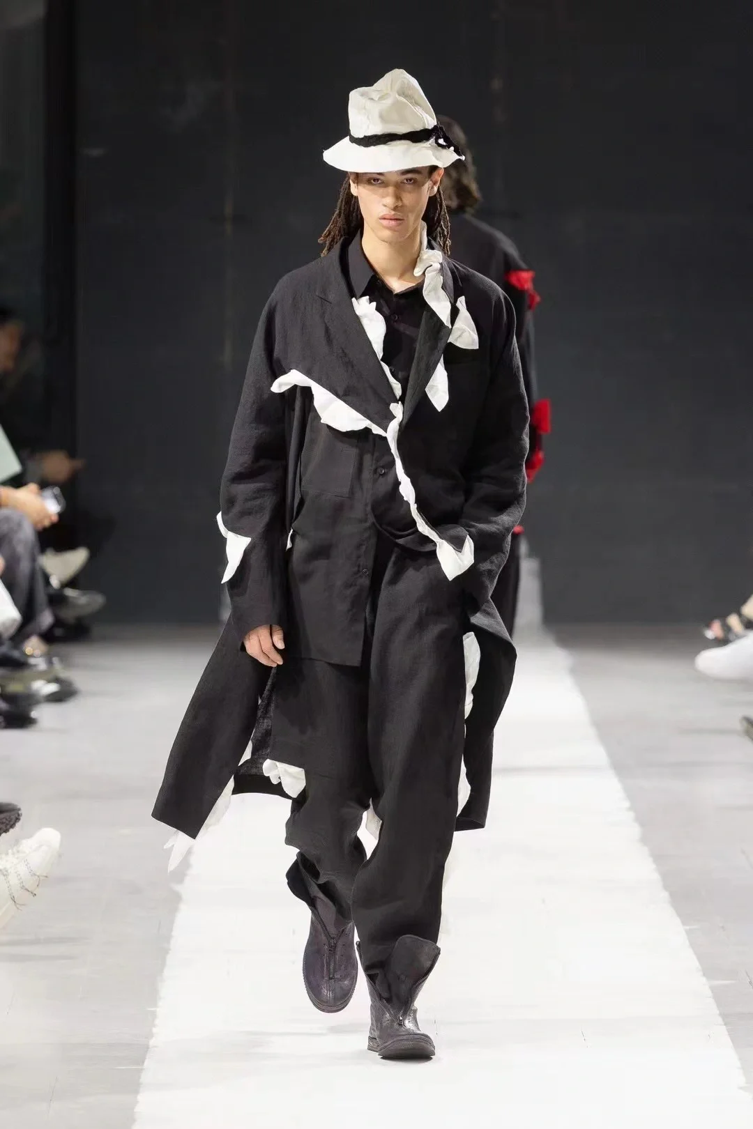 ELLEMEN五月刊释出，模特身着Yohji Yamamoto