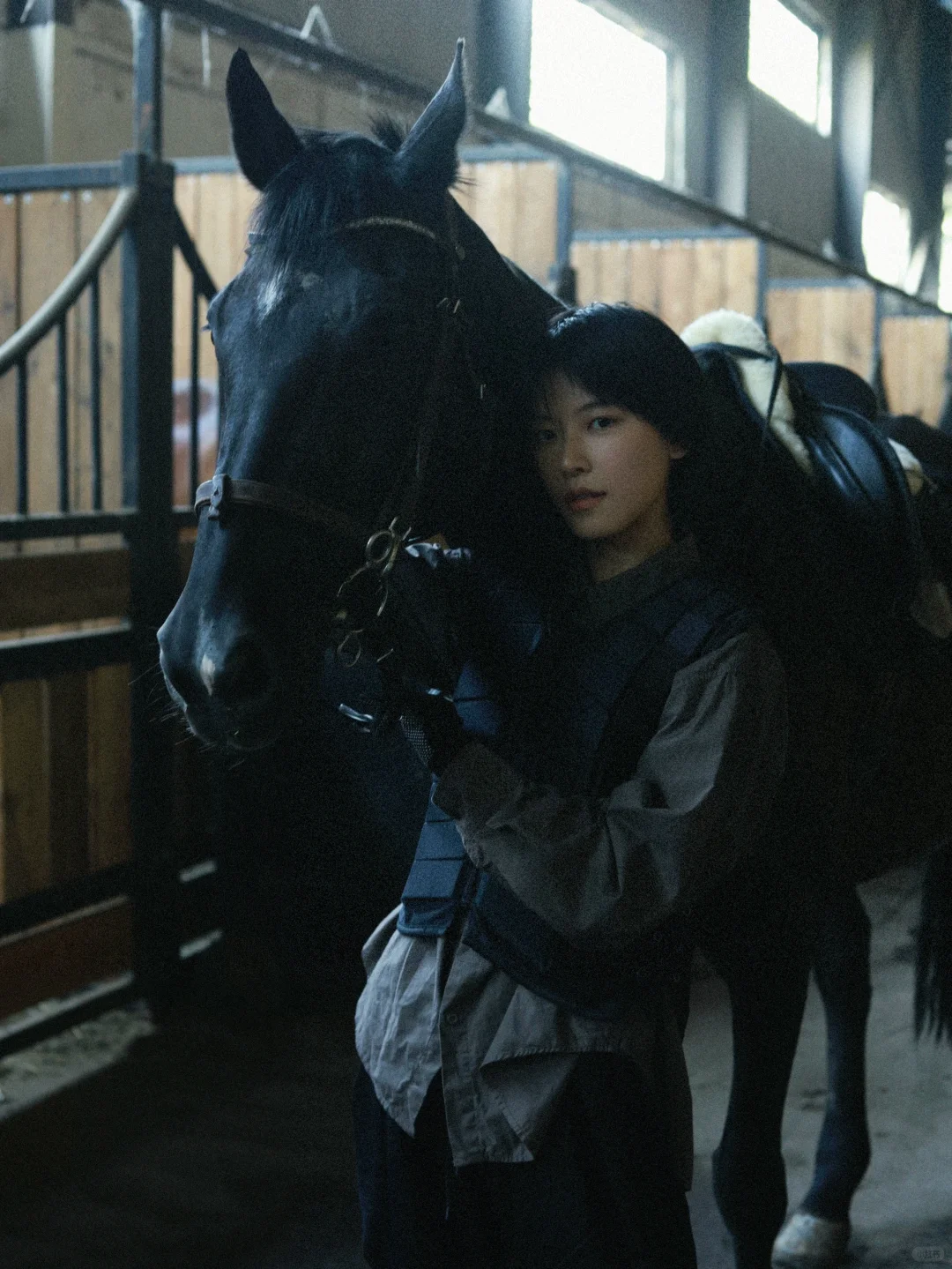 酷帅姐！短发女模特的骑马初体验