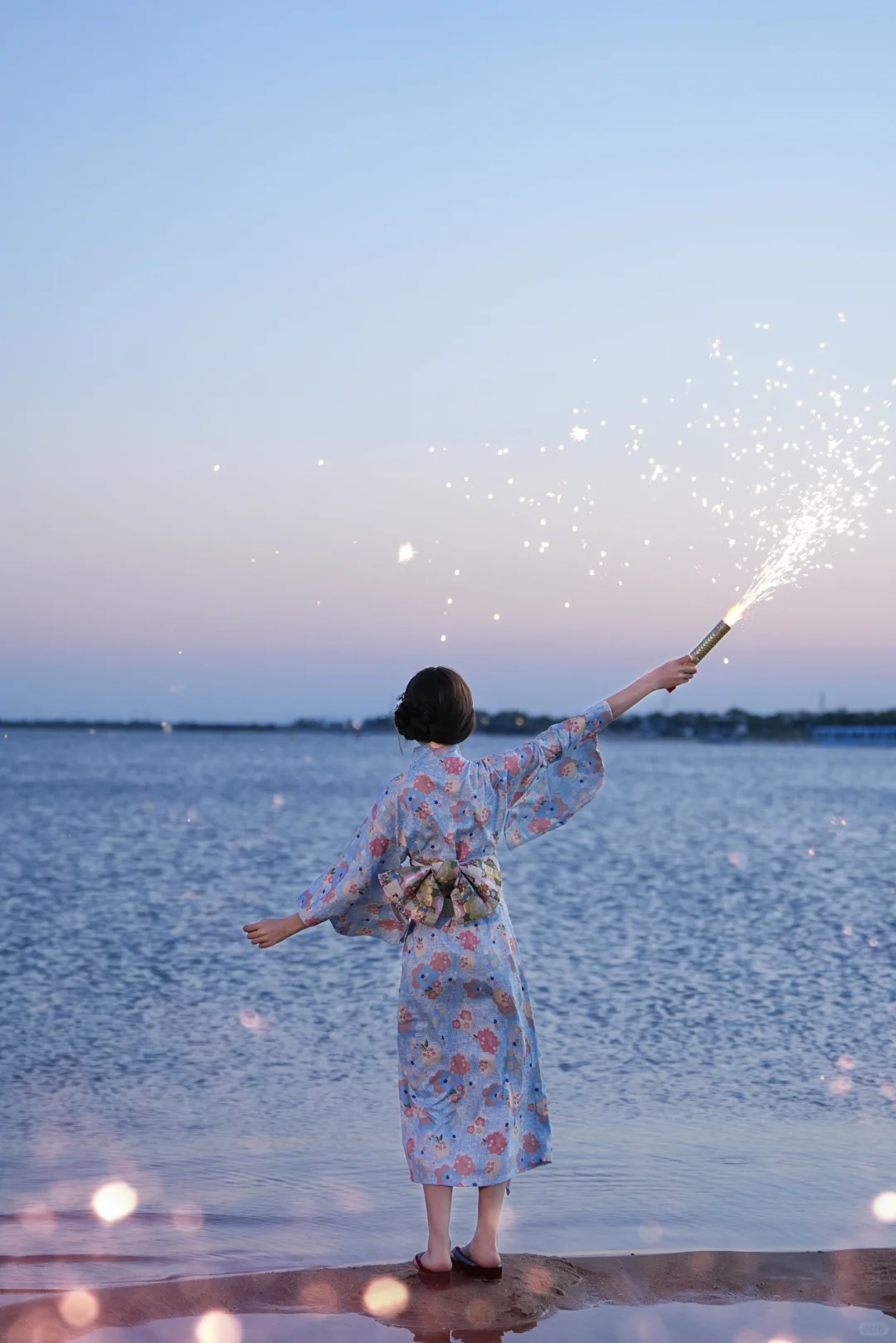 “パッと光って咲いた 花火を見ていた”?