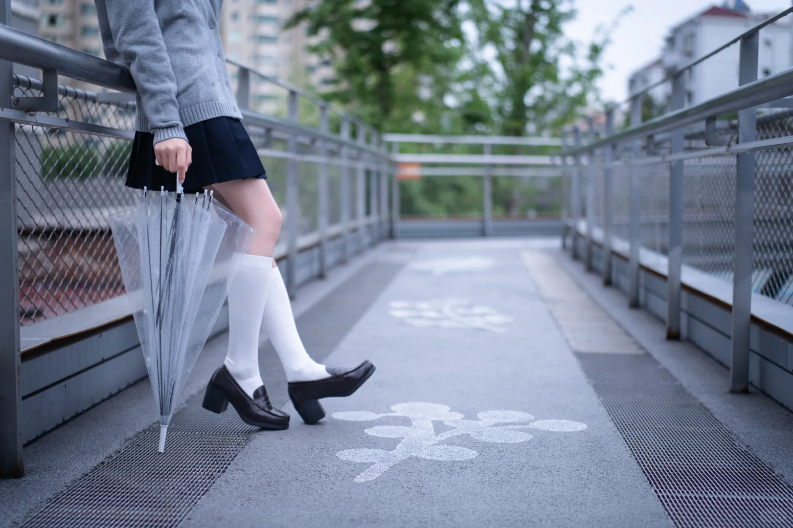 雨天的饼干容易受潮吗