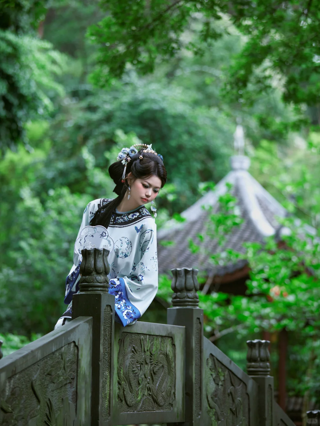 “世事漫随流水，算来一梦浮生”清汉女写真