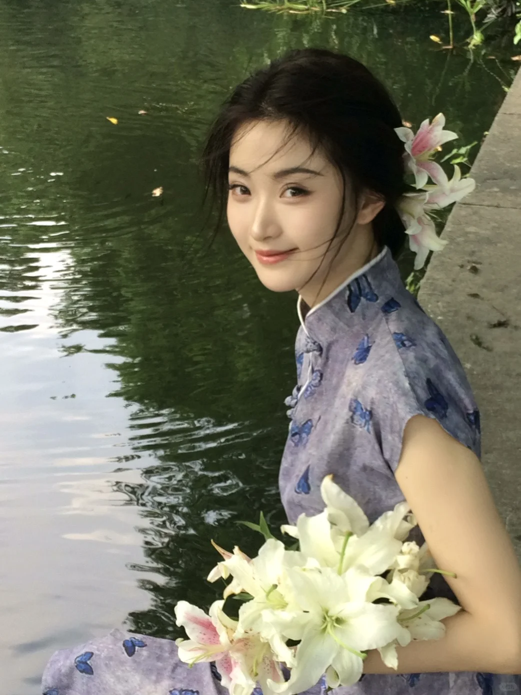 “她是一朵清丽的百合花”