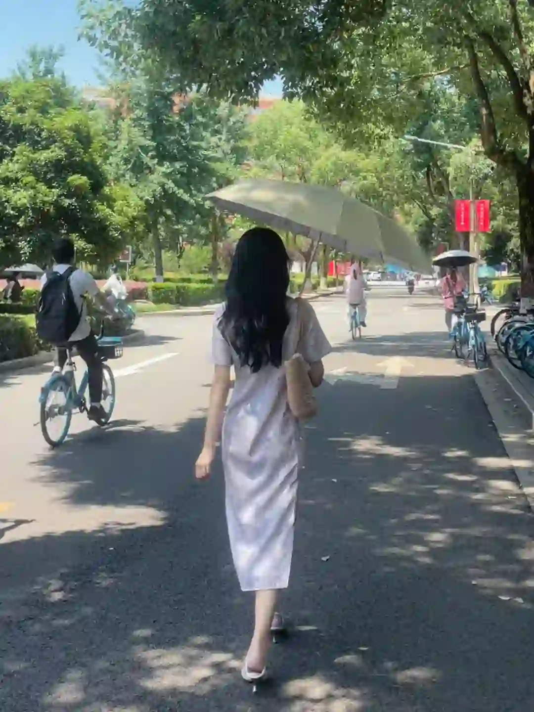 请问女大穿这种旗袍会不会太隆重？