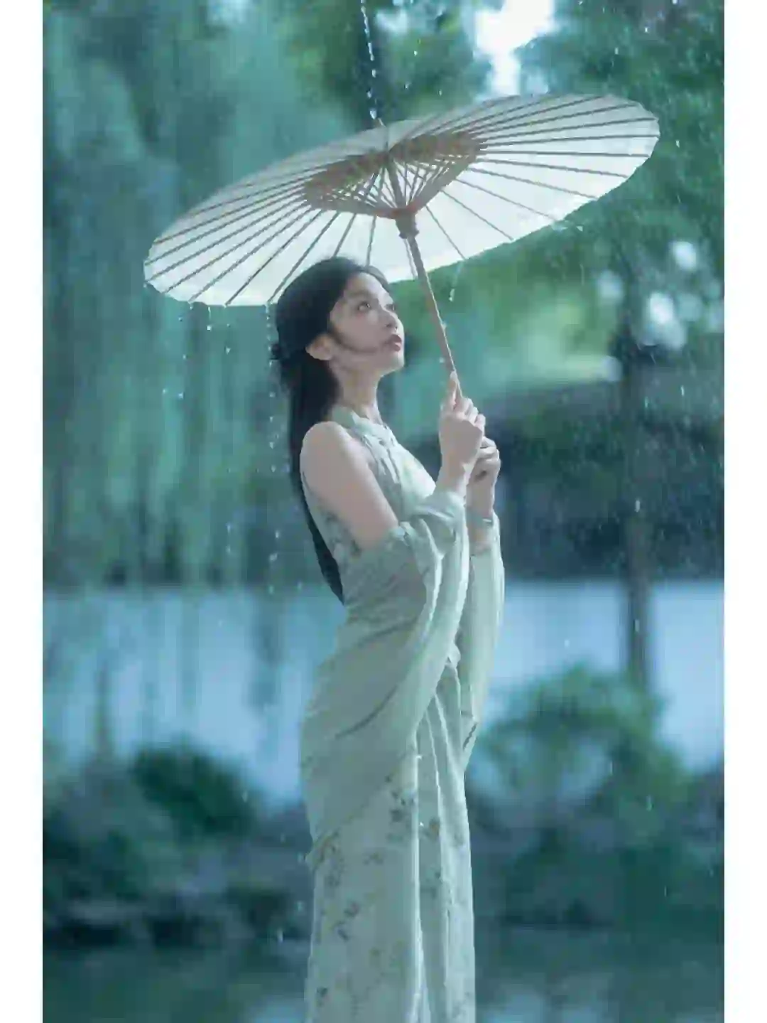 “江南淡淡雨潇潇，与君暮暮复朝朝”?