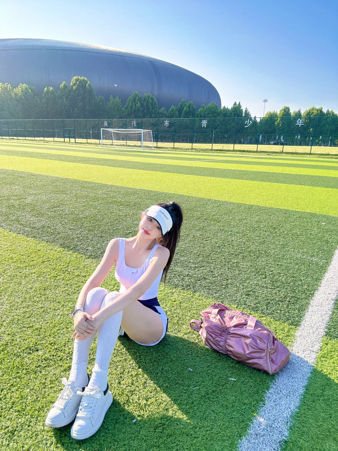 足球场上的运动女孩～⚽️