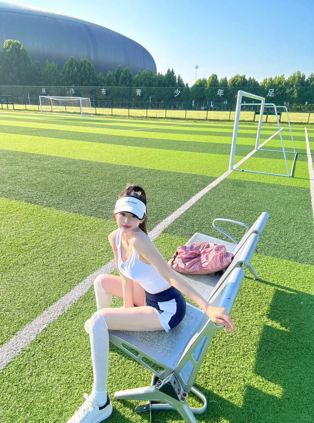 足球场上的运动女孩～⚽️