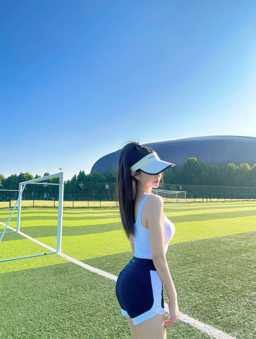 足球场上的运动女孩～⚽️