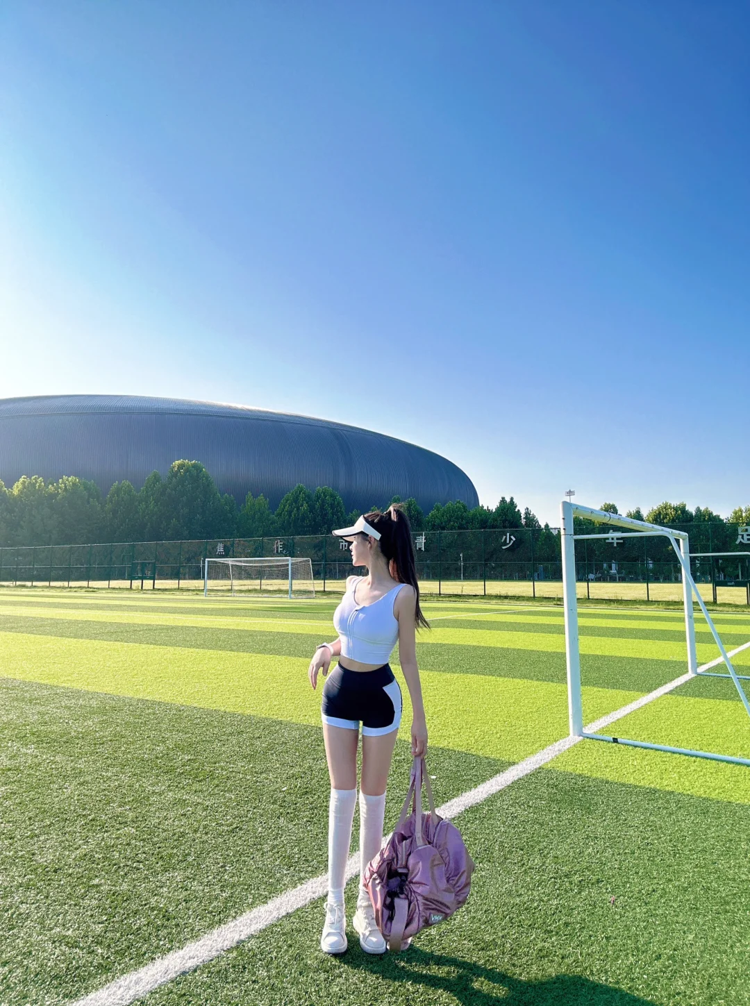 足球场上的运动女孩～⚽️