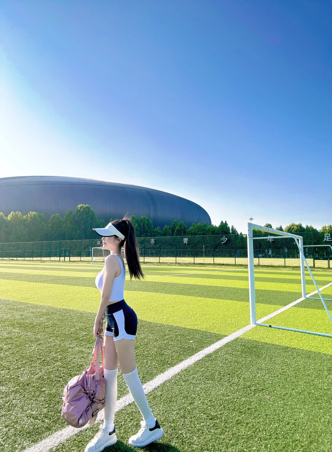 足球场上的运动女孩～⚽️