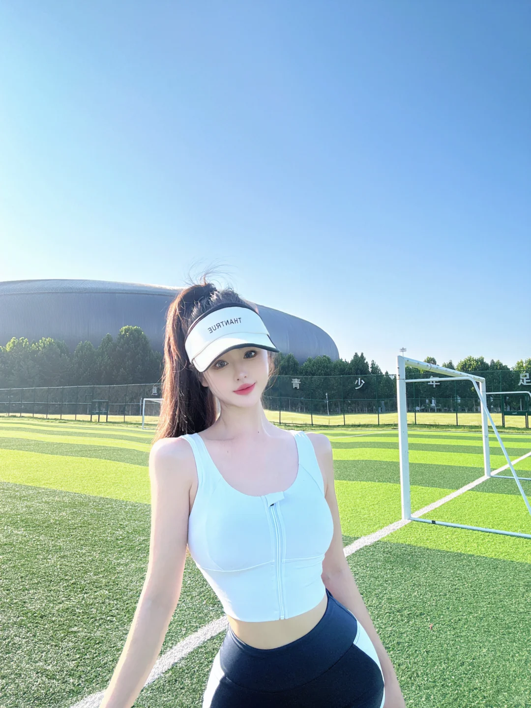 足球场上的运动女孩～⚽️