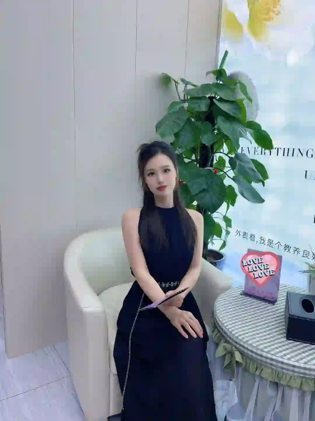 美女们都在使劲卷 你不会还信天生丽质吧？