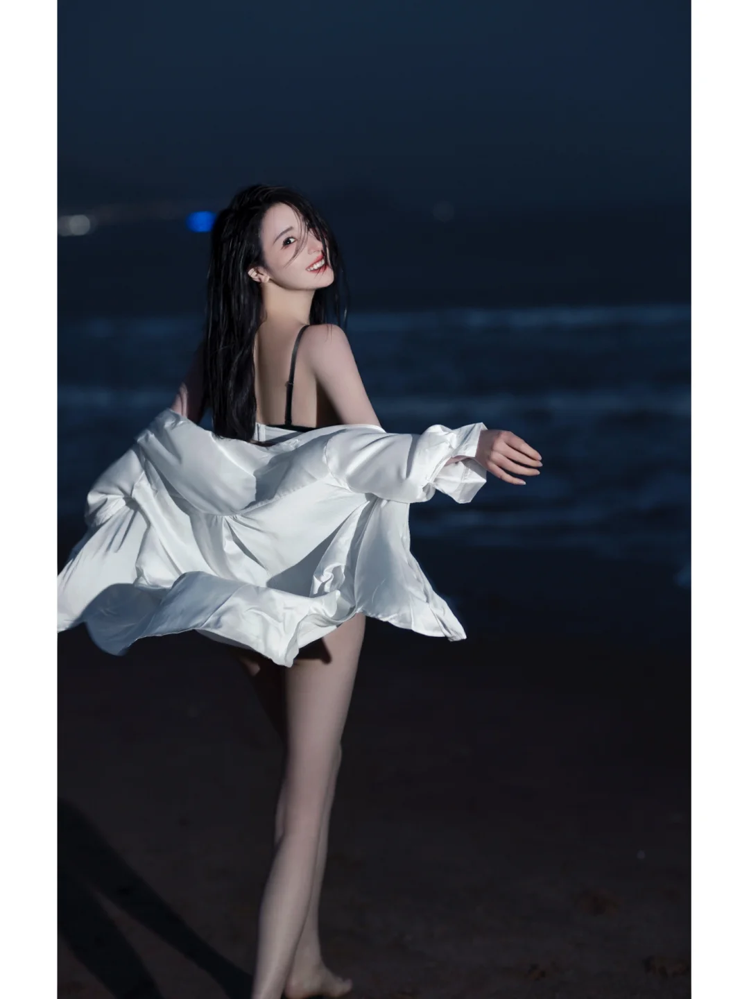 夜色海滩，解锁Zui 美内衣写真