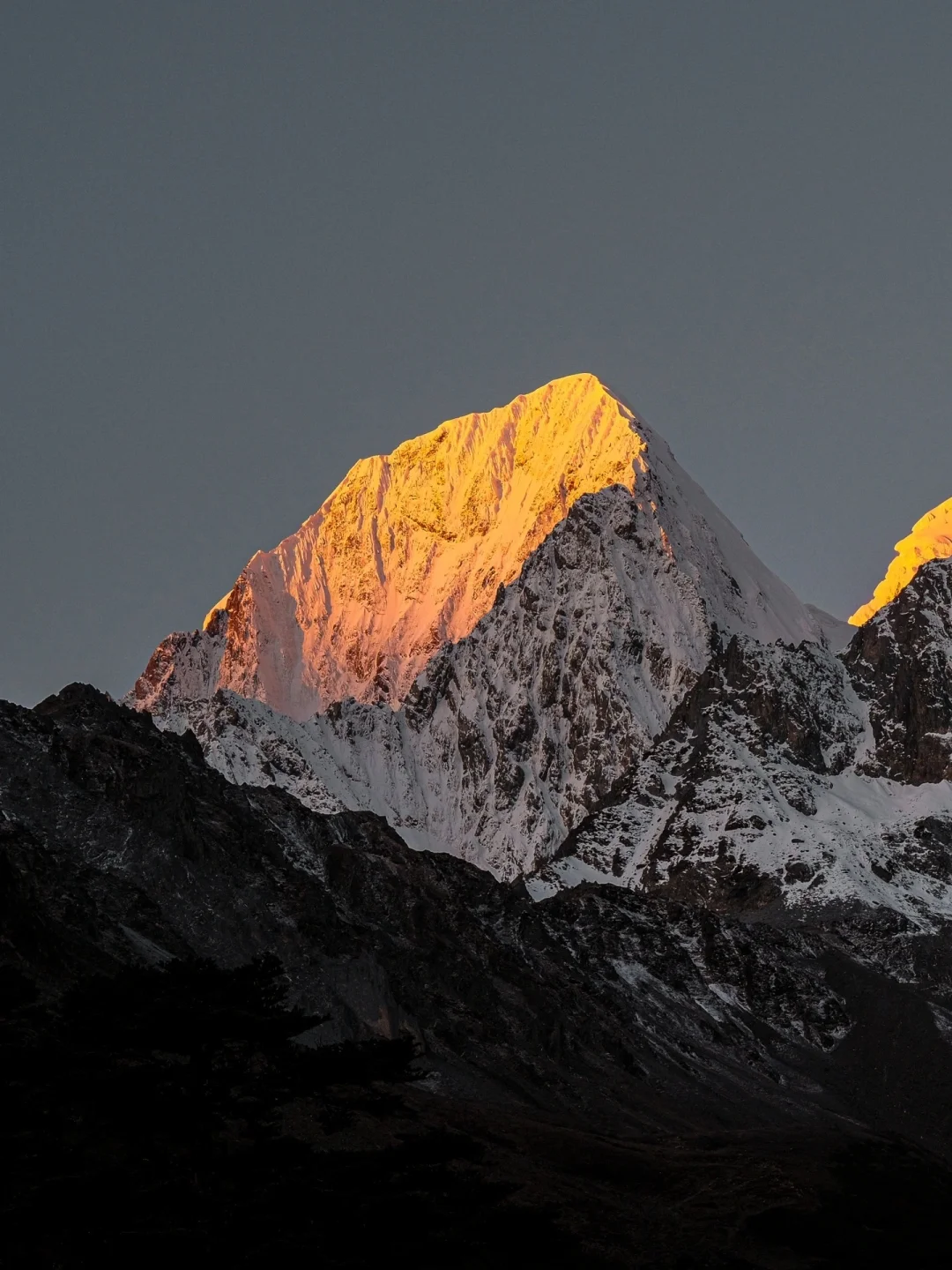 小众背景图丨日照金山