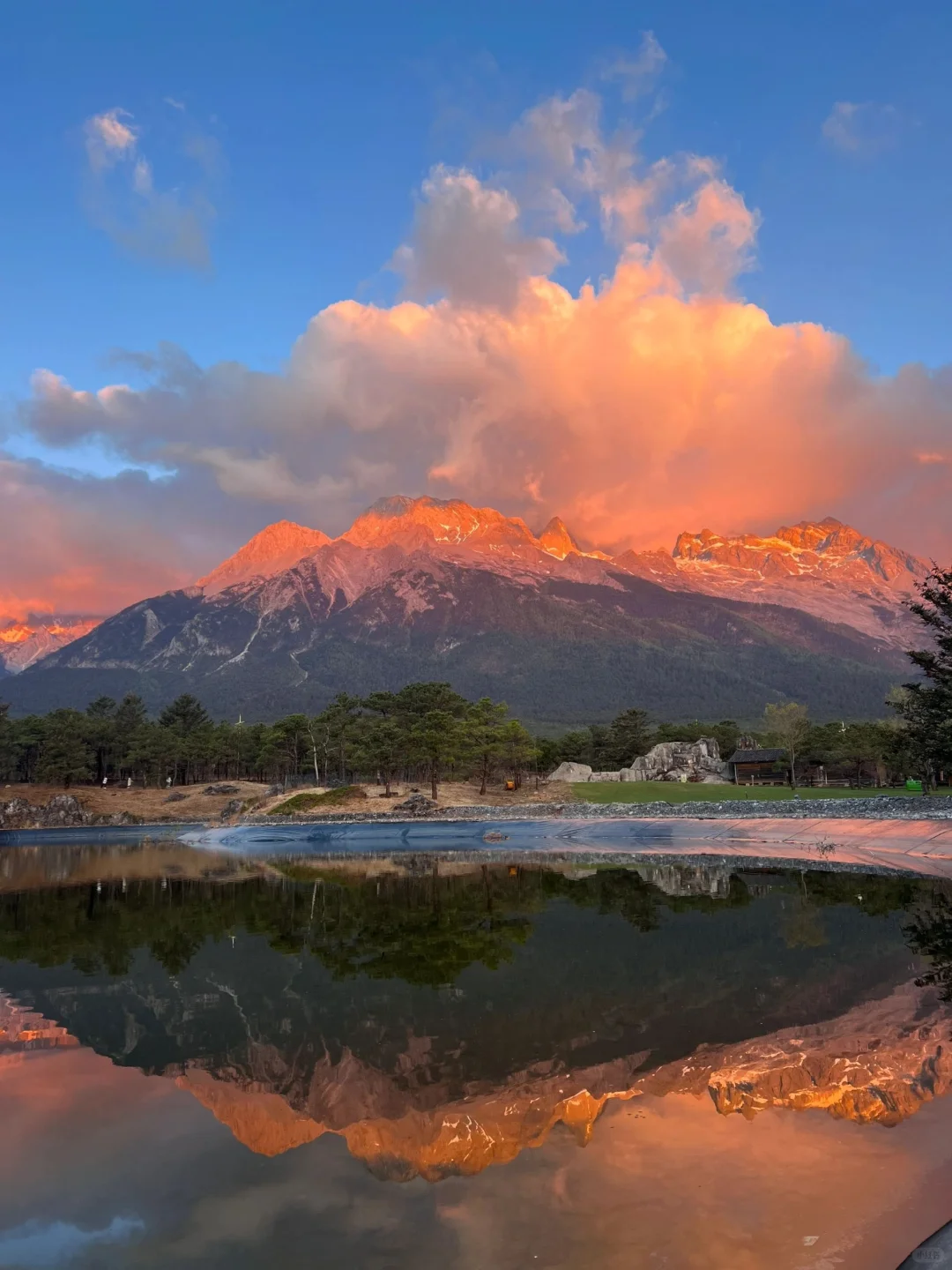 小众背景图丨日照金山