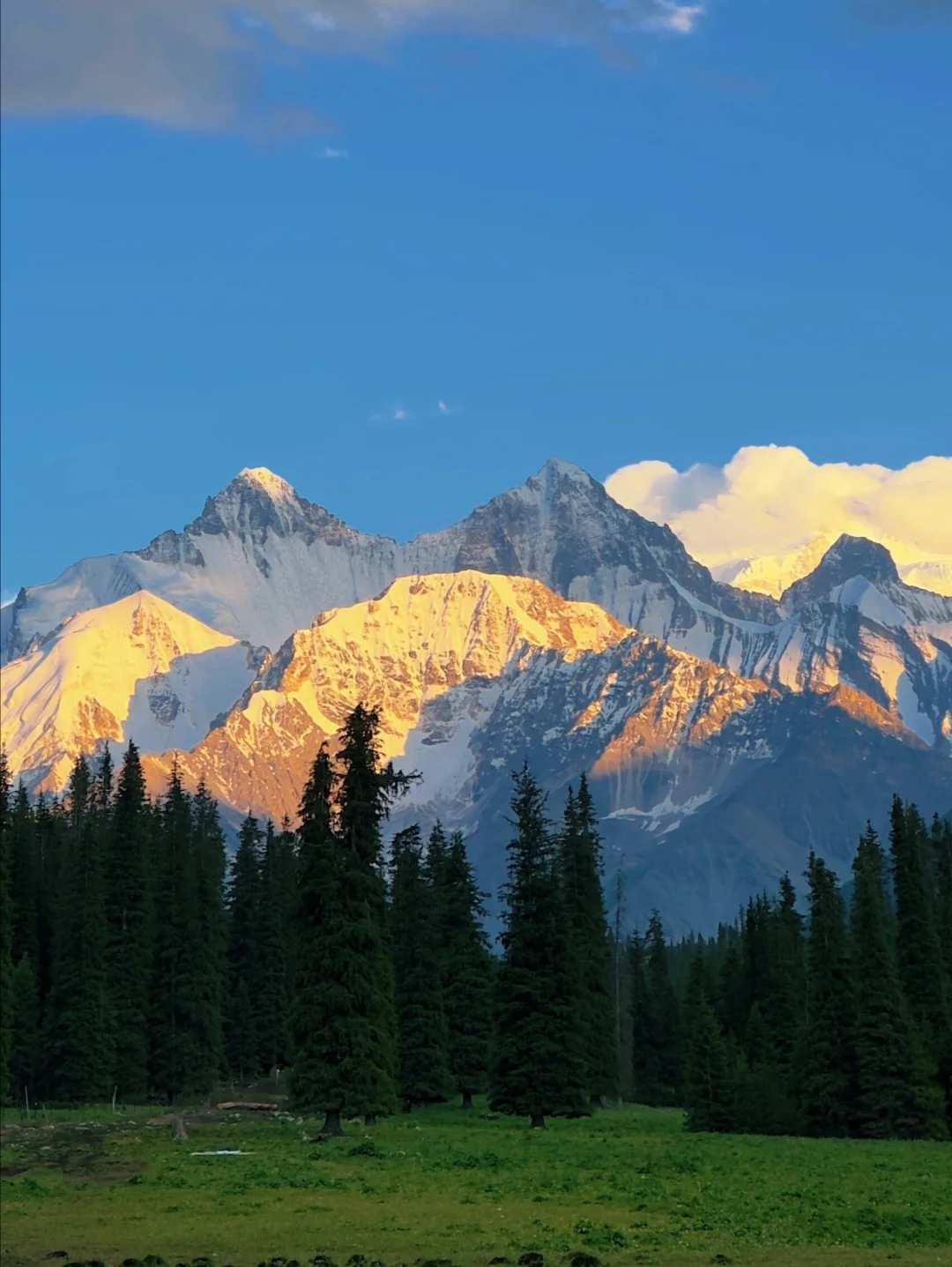 小众背景图丨日照金山