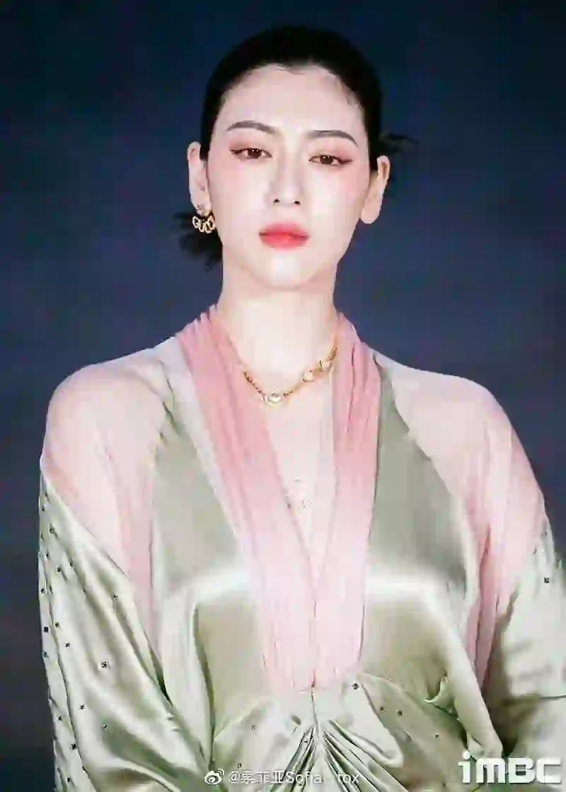 三吉彩花就是鹤田一郎的美人图的真人版呀！