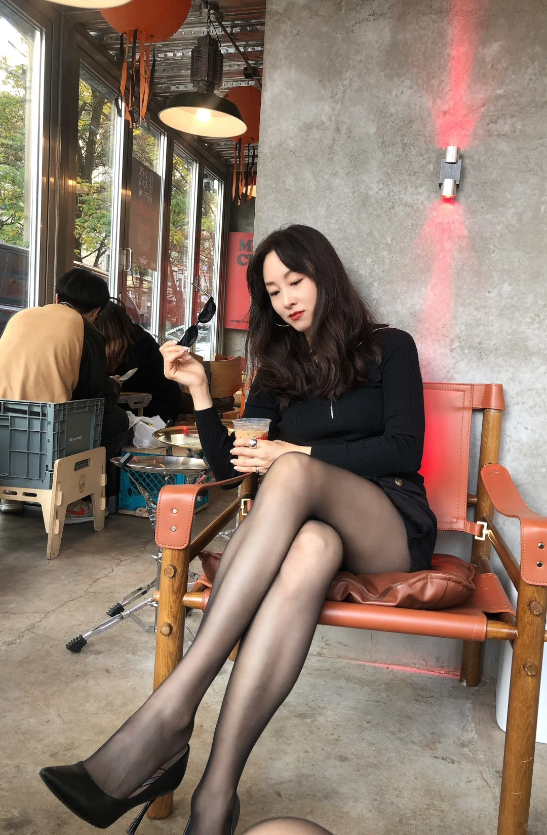 周末和闺蜜一起黑丝OOTD