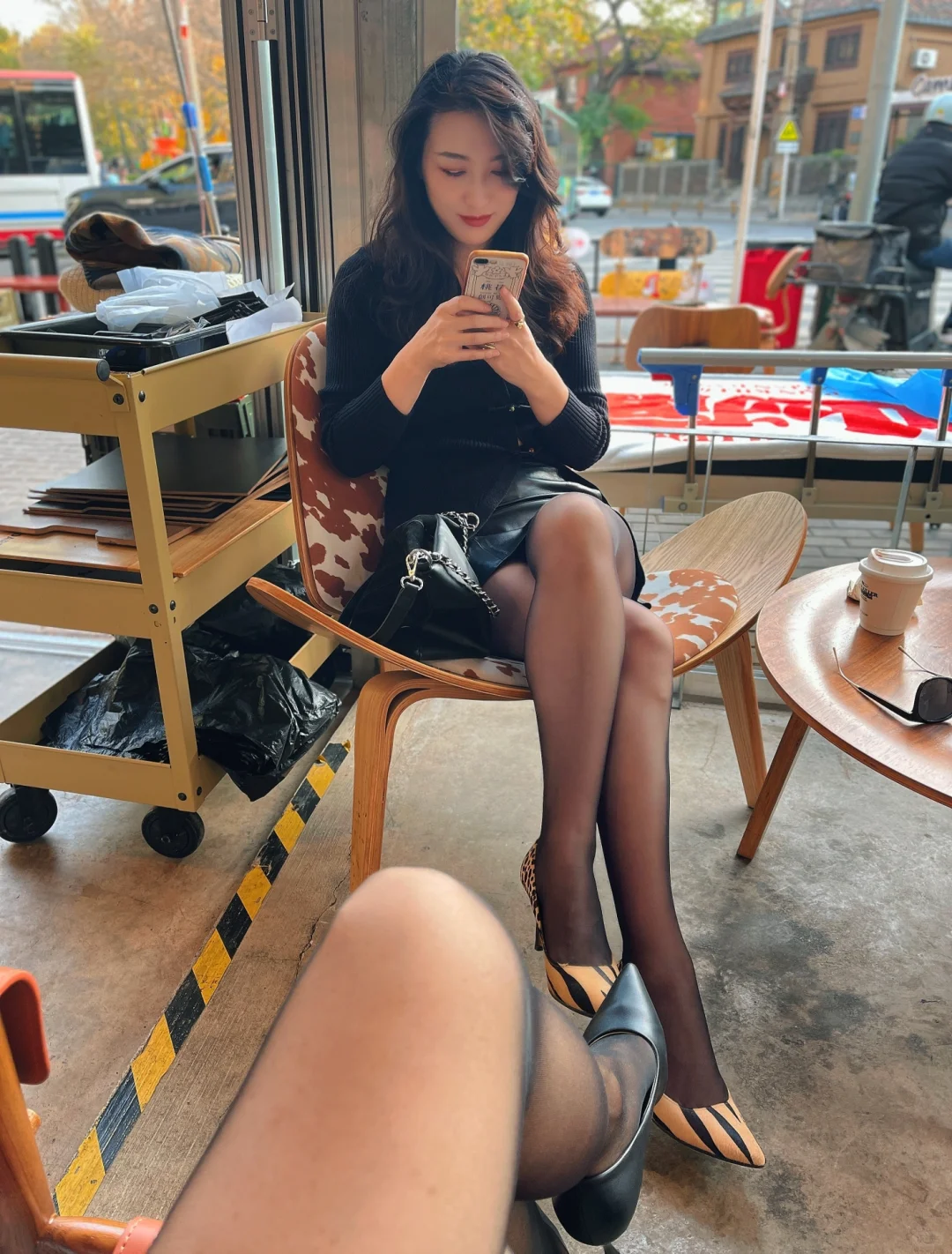 周末和闺蜜一起黑丝OOTD