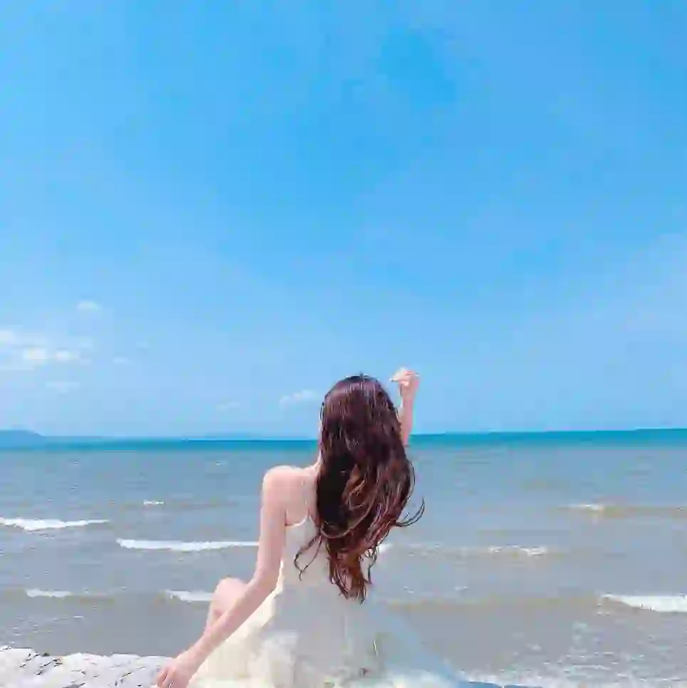 女生海边背影头像