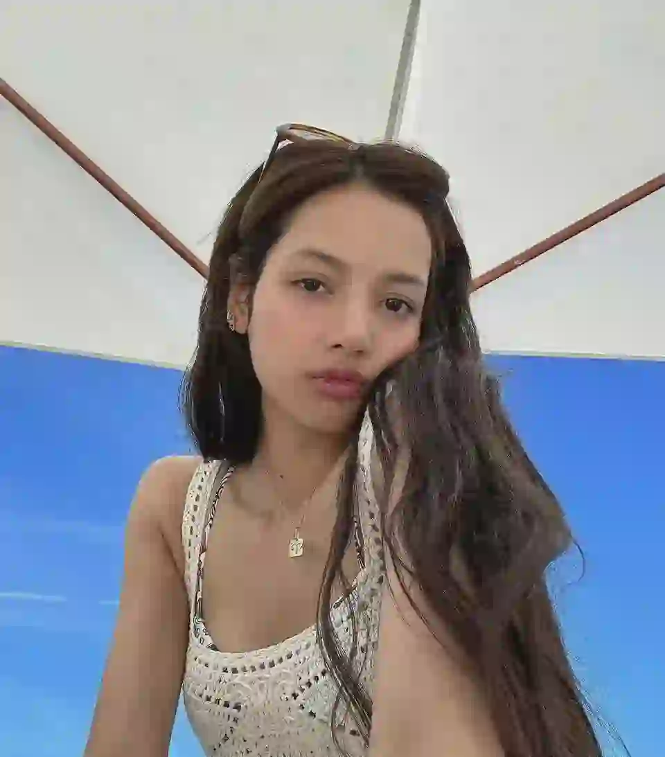 Lisa晒出游玩照，穿比基尼真的好辣！