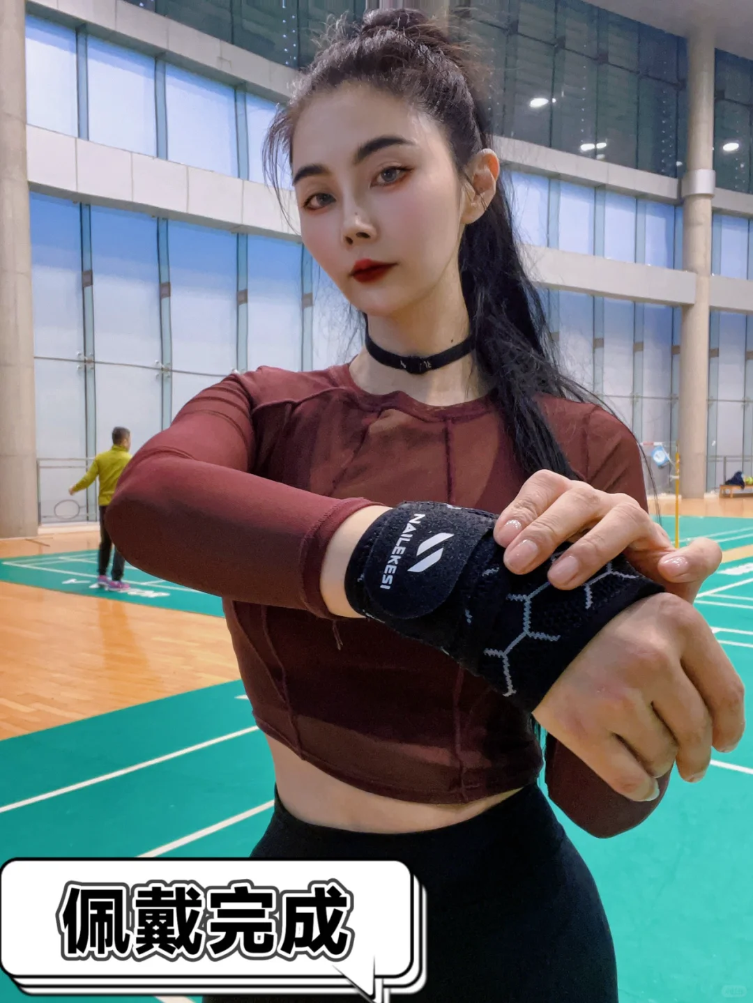 御姐风范，球场上的霸气女王👑🏸️💪