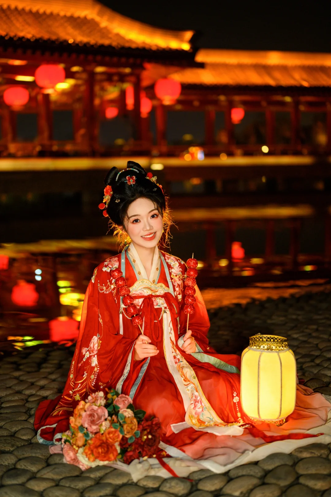 芙蓉不及美人妆，水殿风来珠翠香|夜景汉服