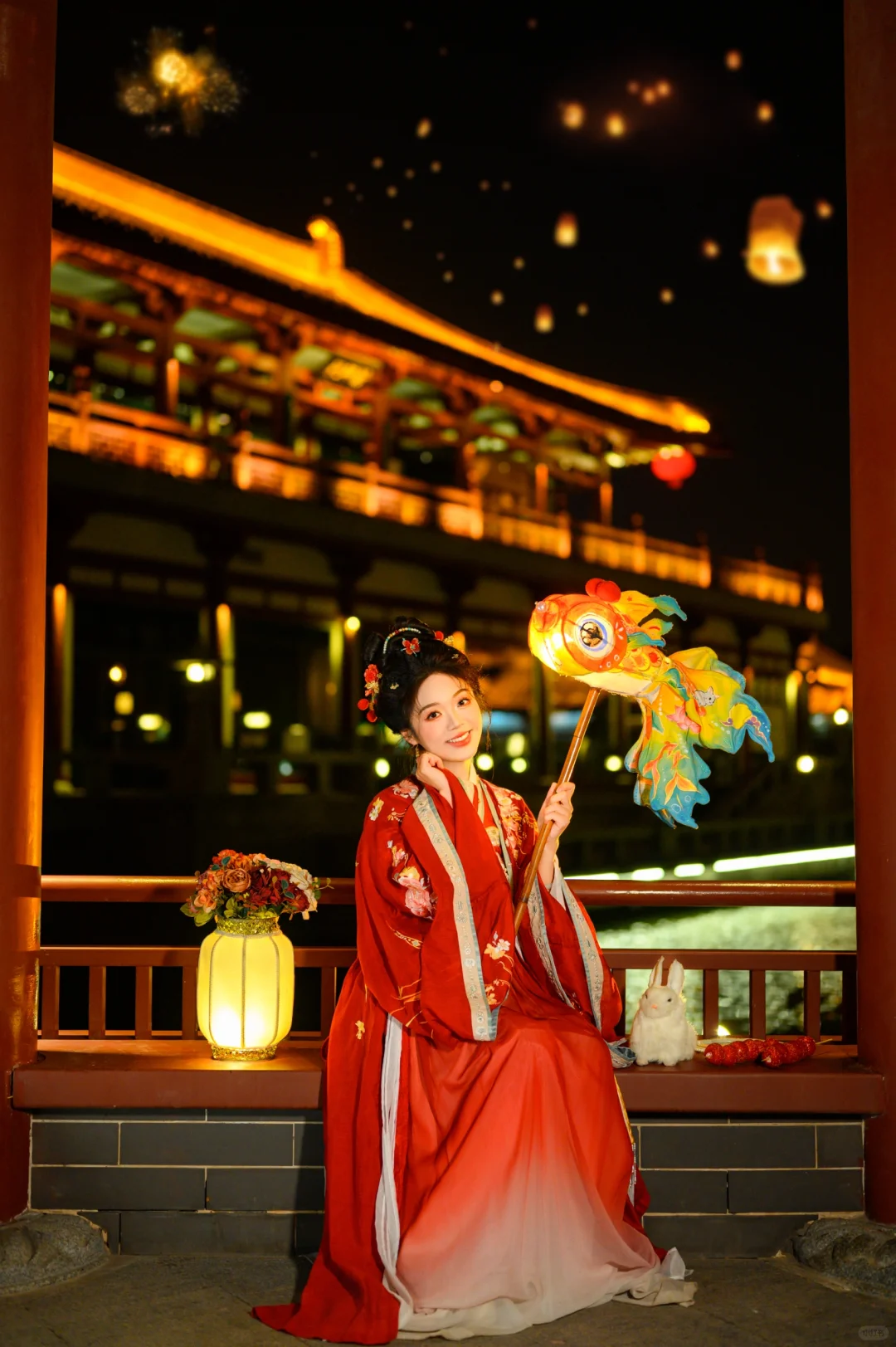 芙蓉不及美人妆，水殿风来珠翠香|夜景汉服