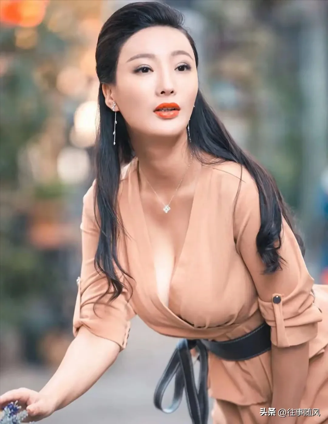 "不只是乳神：王李丹妮的演艺之路与生活哲