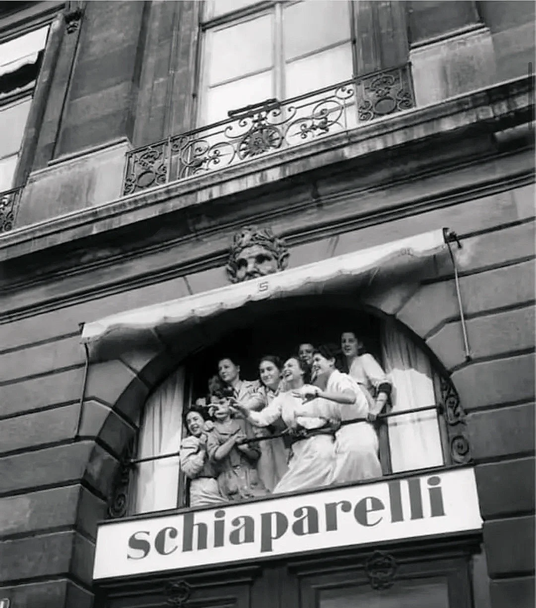 变性女演员出席Schiaparelli 2024春夏高定