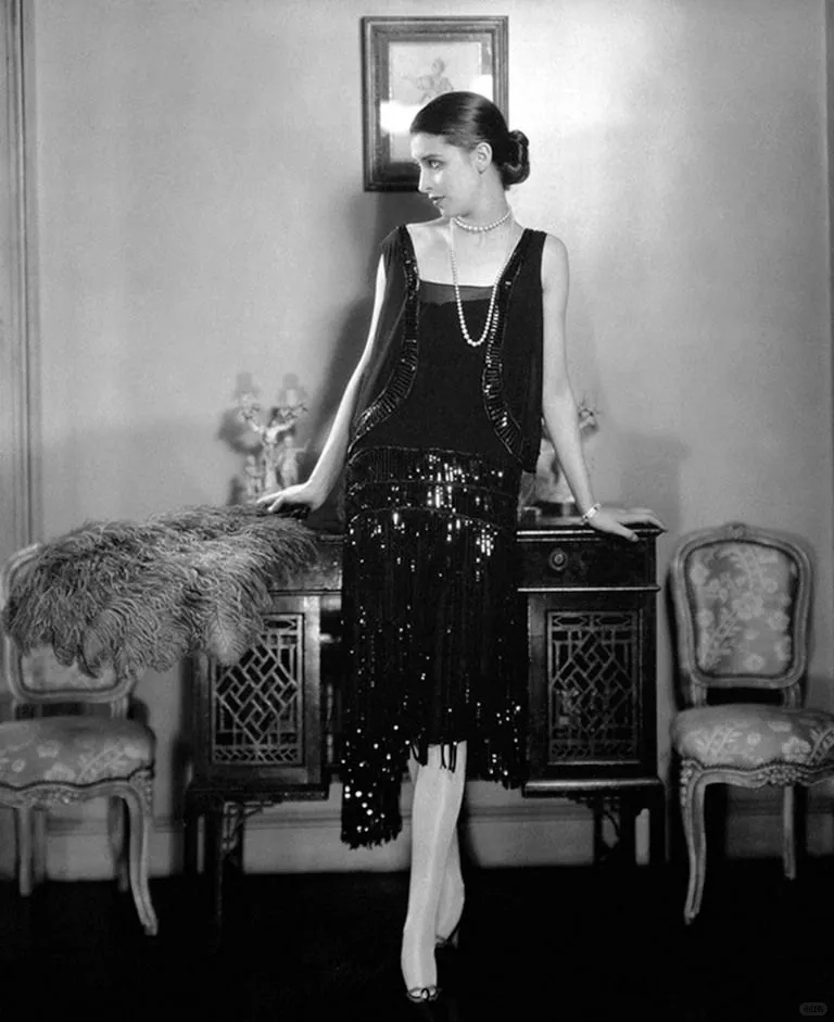 1920’ s style, “Flapper girl”