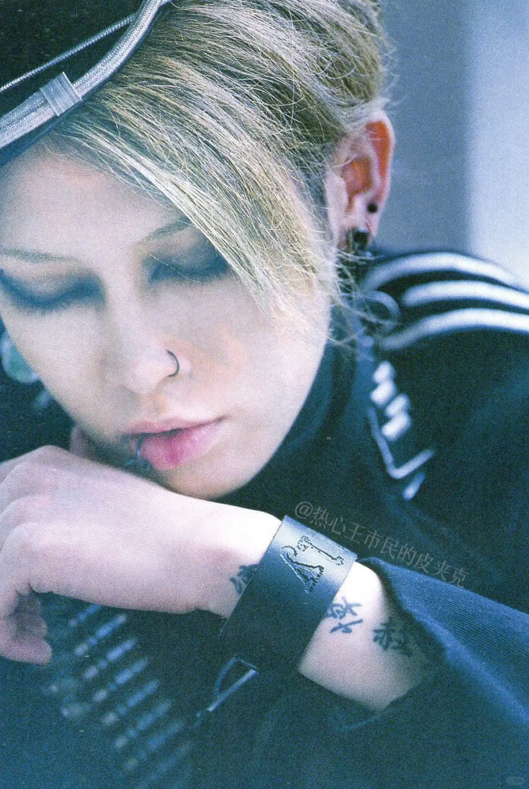 MIYAVI 杂志分享 白色蕾丝裙的眼罩小雅