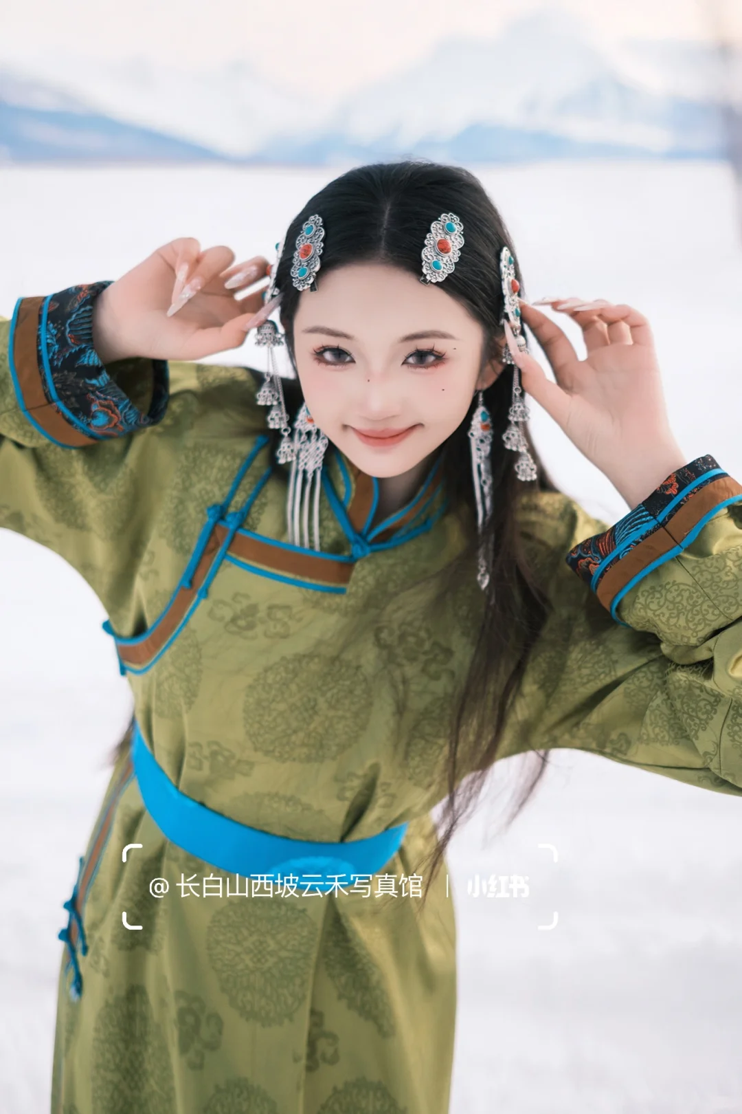 ❄️冬日里的雪地| 绿色蒙古服女孩写真