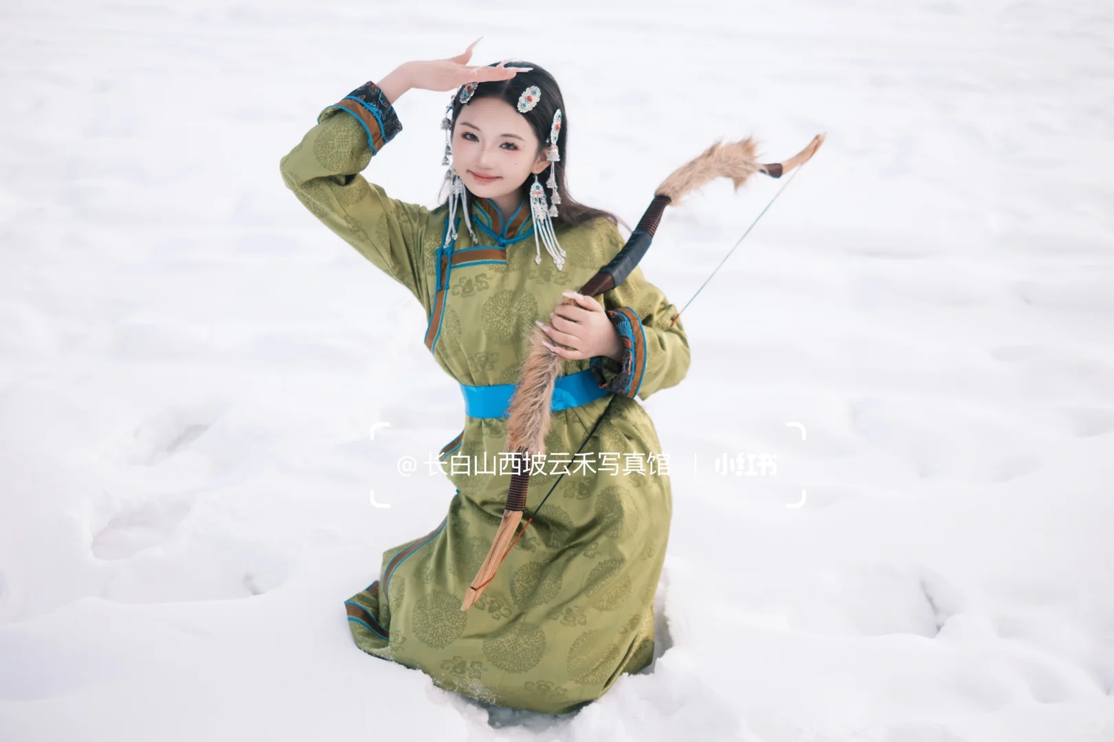 ❄️冬日里的雪地| 绿色蒙古服女孩写真