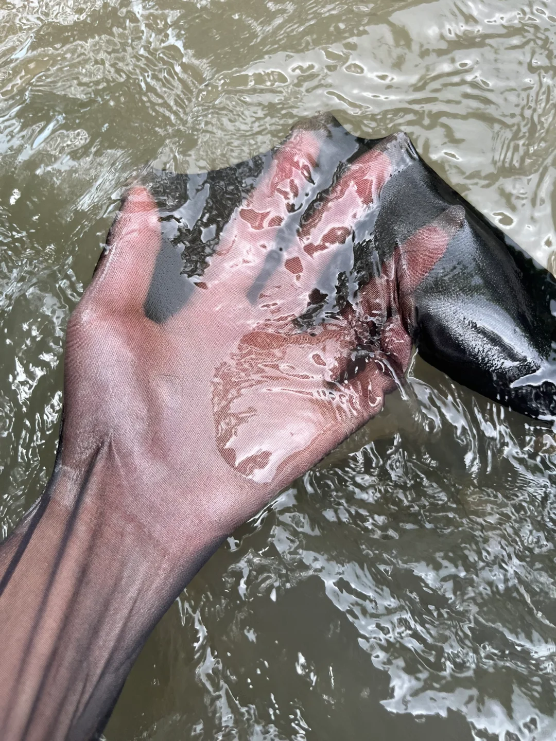 夏天穿黑丝去玩水真的很棒哇！