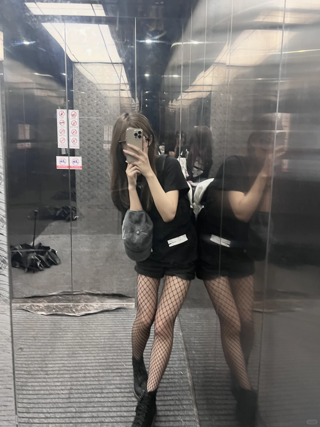 Allblack?ootd 渔网袜+马丁靴 甜酷女友风