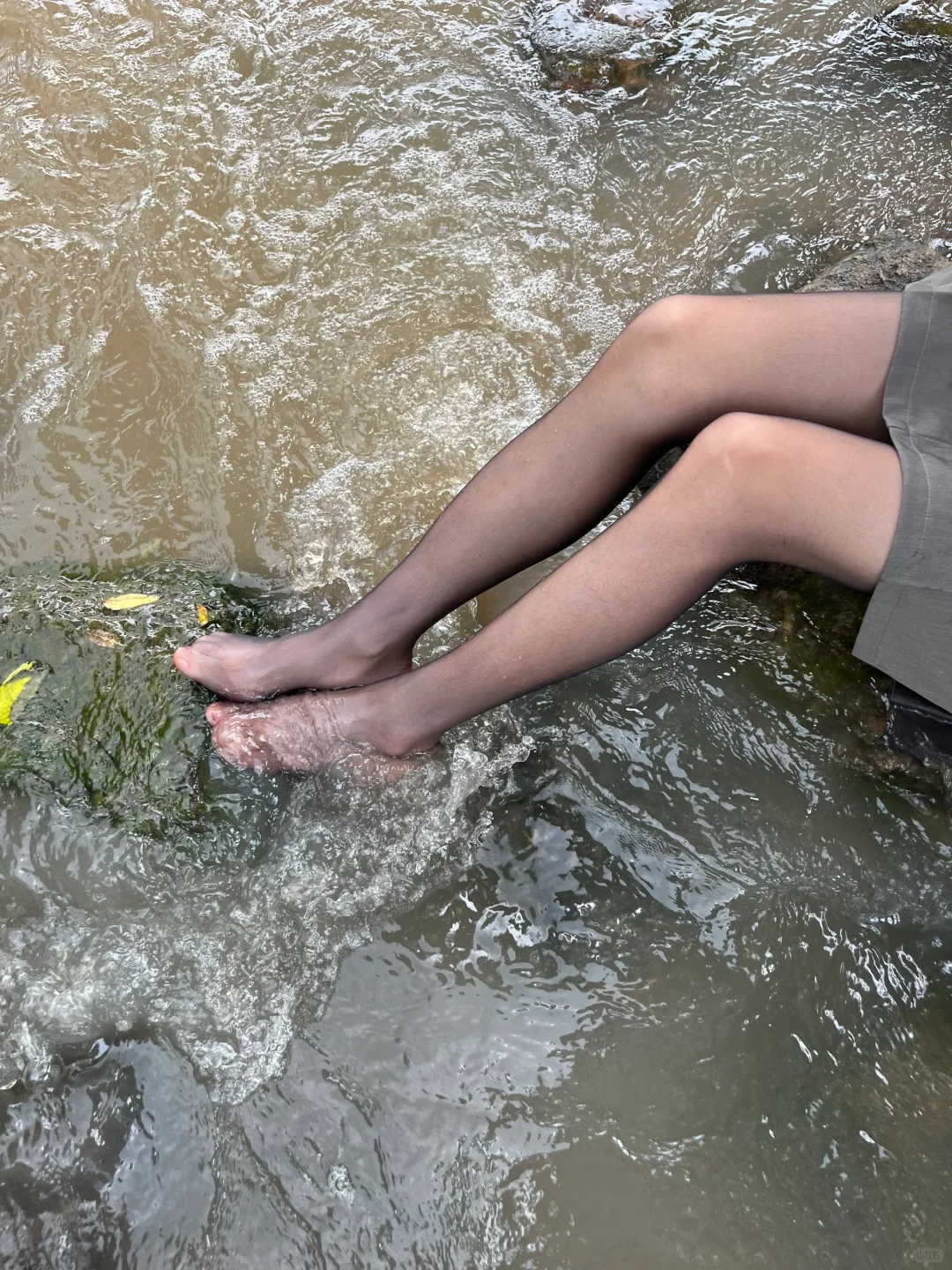 夏天穿黑丝去玩水真的很棒哇！