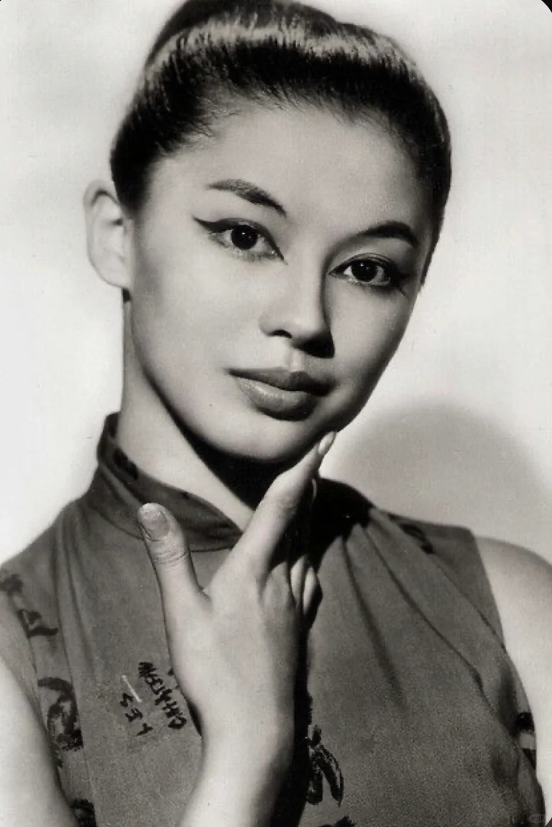 为旗袍而生的法裔美国女演员France Nuyen