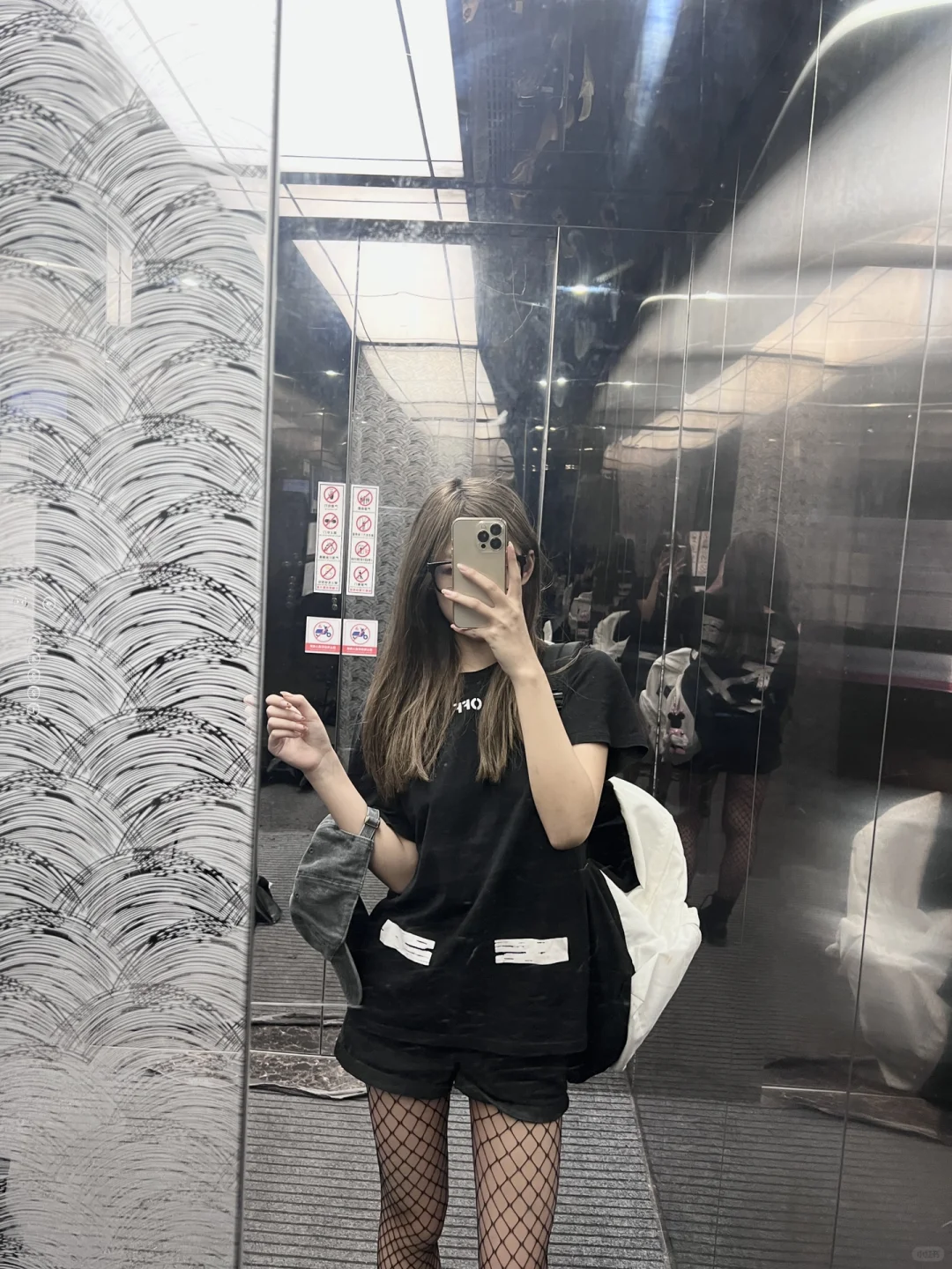 Allblack?ootd 渔网袜+马丁靴 甜酷女友风