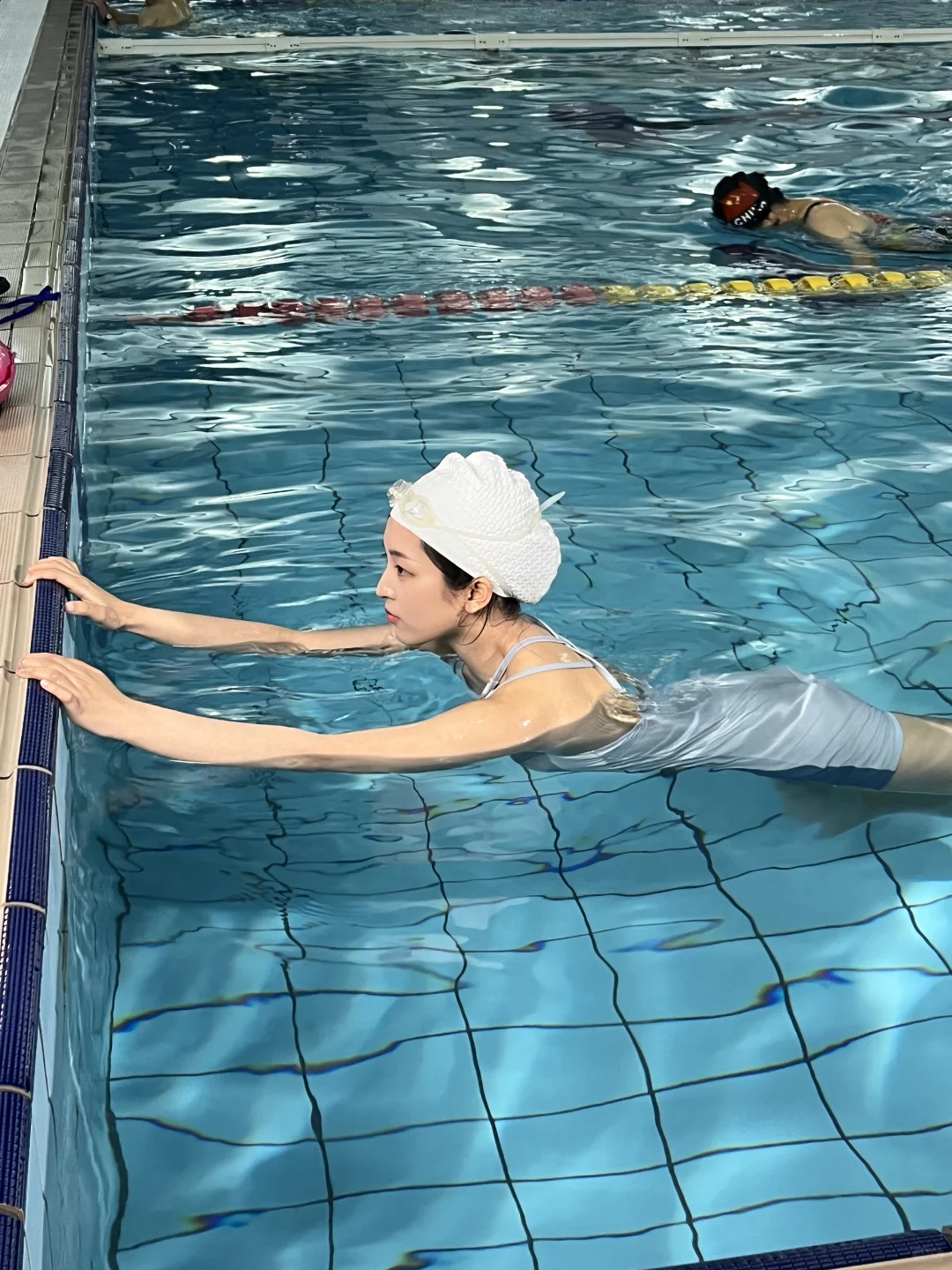 泡在泳池的一天🏊