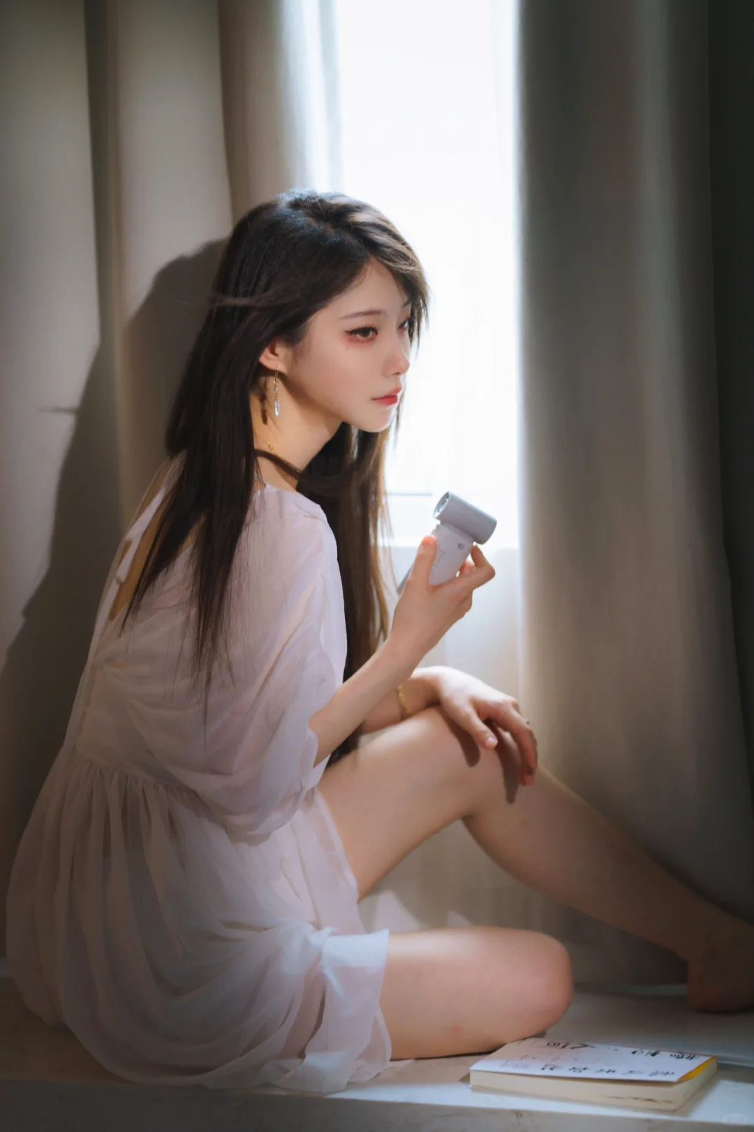 手持电吹风的少女