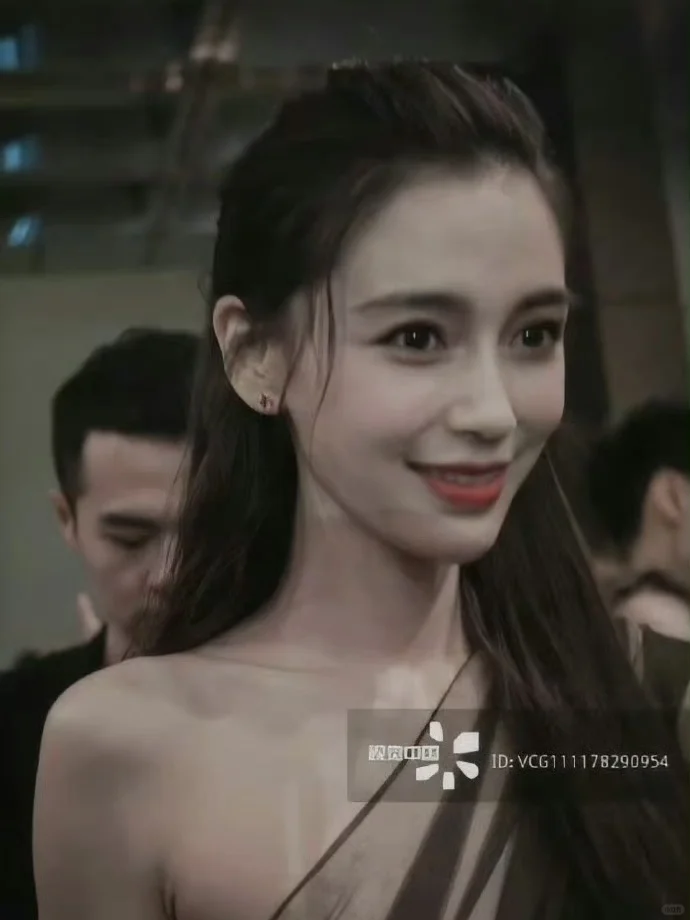 angelababy，谁懂这扑面而来的美貌暴击……