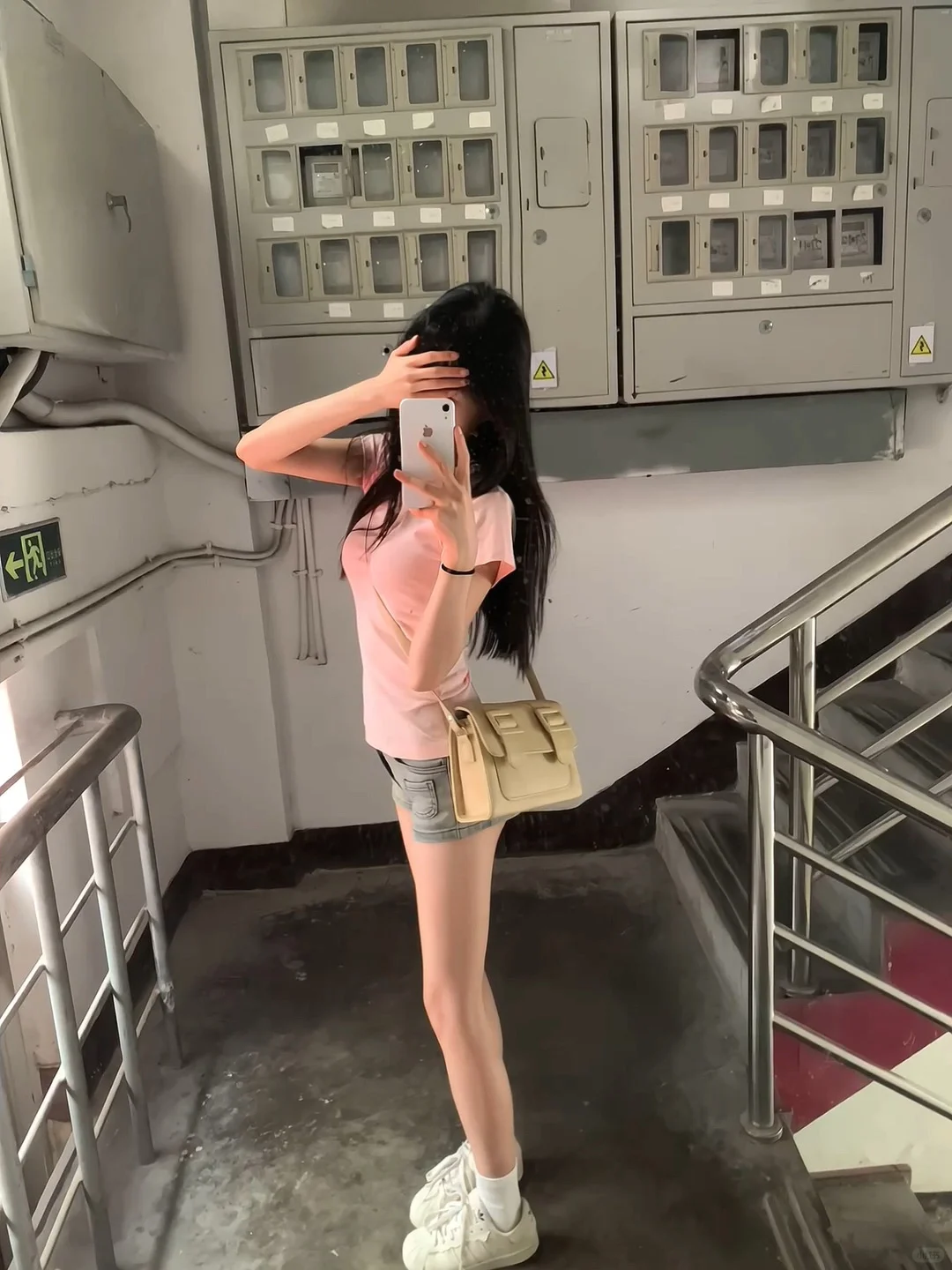 女大学生在校一天穿什么