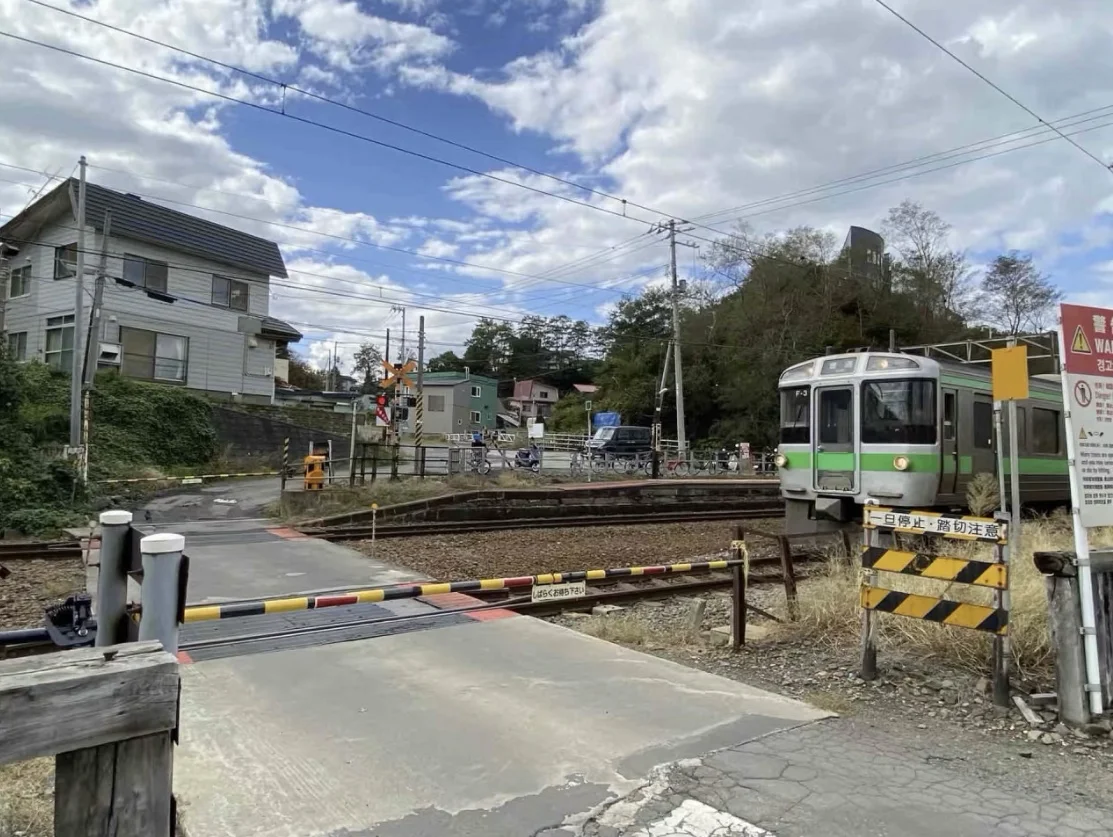 香港女游客日本北海道小樽铁轨拍照被电车撞