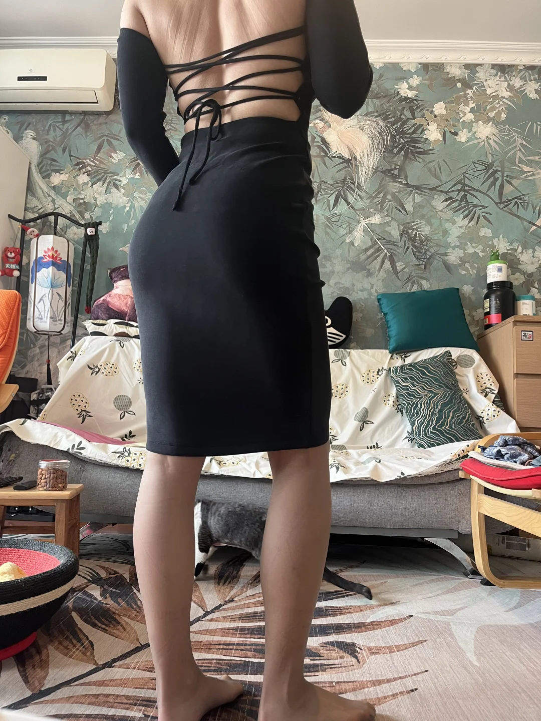 live深灰色丝袜和黑色绑带裙👗搭吗？